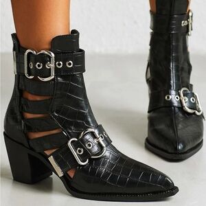 Buckle Decor Crocodile Embossed Chunky Heeled Boots